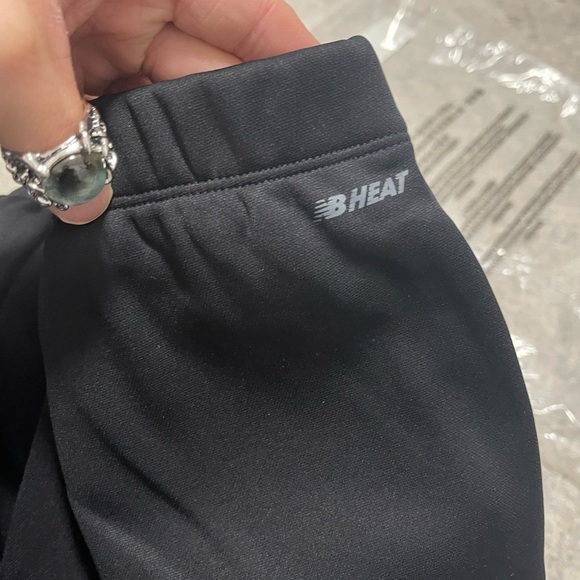 NWT Women’s Small (28” X 28”) New Balance Relentless Performance Fleece Pants - Picture 11 of 13